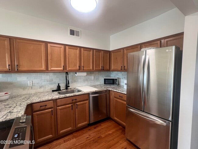 Building Photo - 25 Meadow Ave