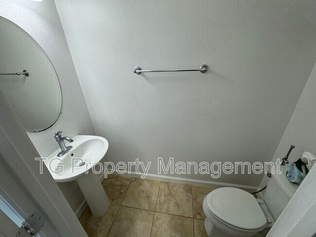 Building Photo - 6798 Roundleaf Dr