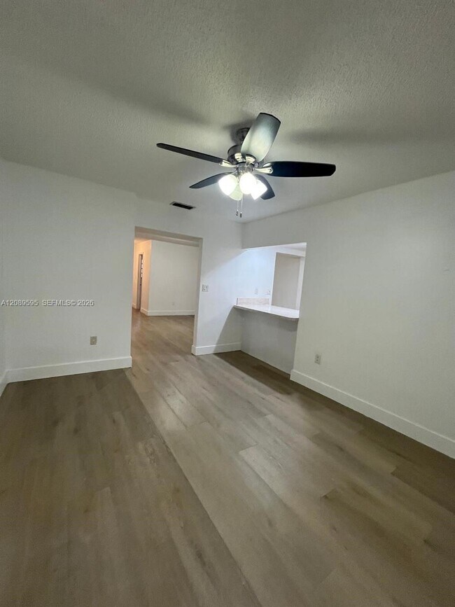 Building Photo - 1400 W 39th Pl