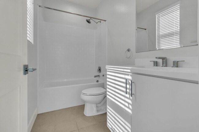 Building Photo - 945 E Mason Ln