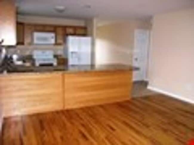 Building Photo - 611 Cedar St