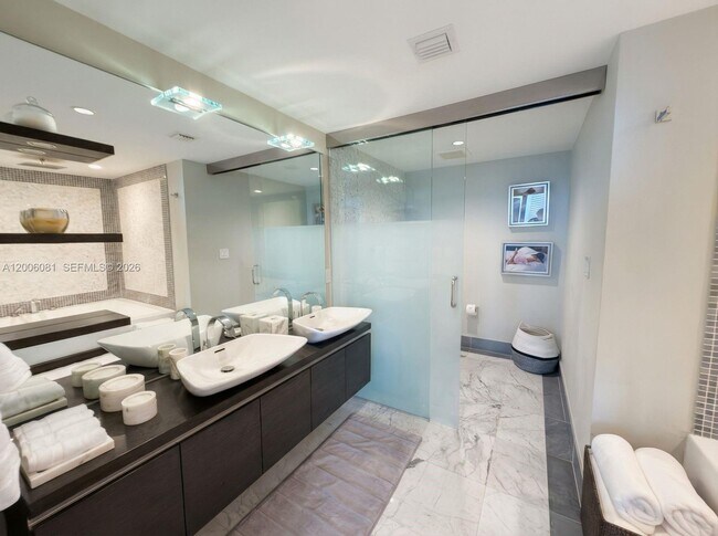 Building Photo - 200 Biscayne Blvd Way