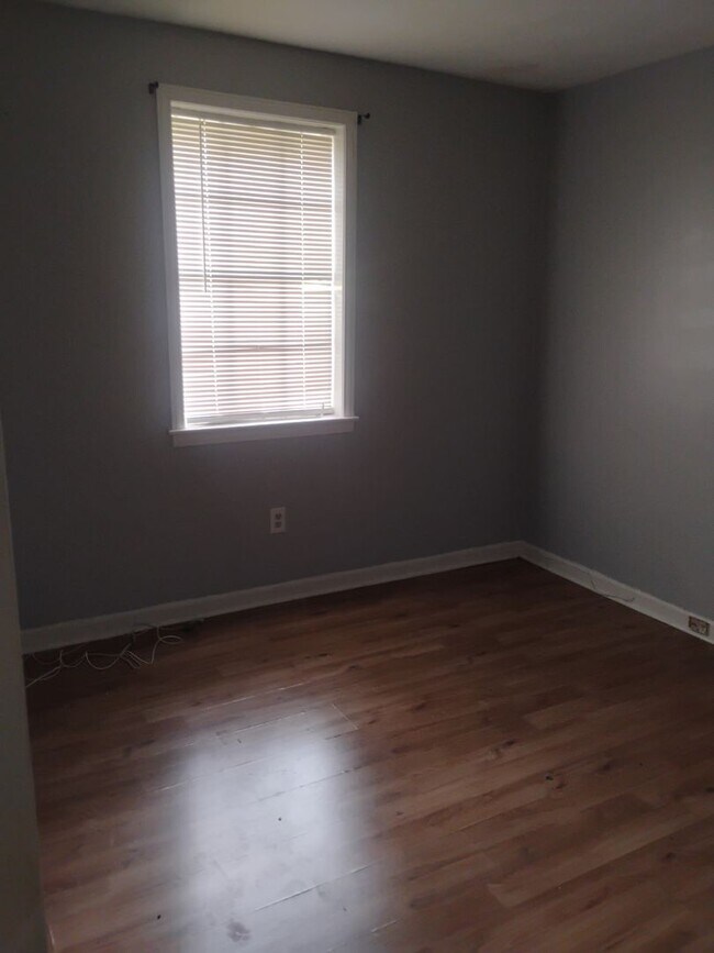 Building Photo - Three Bedroom One Bath Home in Frayser