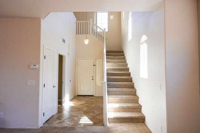 Building Photo - 3 Bed / 2.5 Bath Townhome with Loft, 2 Car Garage & Spacious Backyard – Southern Highlands