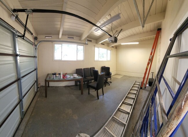 Building Photo - Large 5 Bedroom Home close to Poly Campus!!