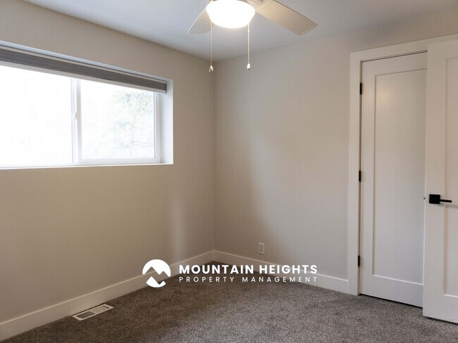 Building Photo - 8589 Kings Hill Dr