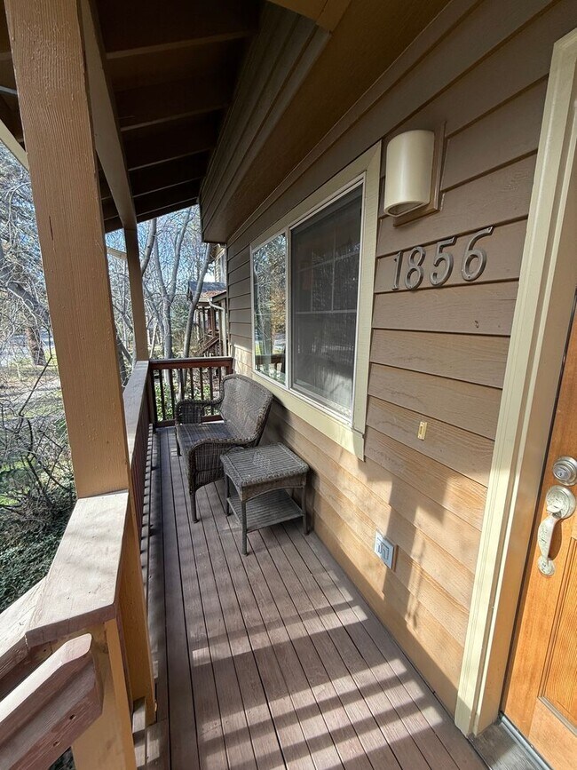 Building Photo - Beautiful 2 Bed/2.5 Bath Townhome on Bend's Westside - Shevlin Park Road