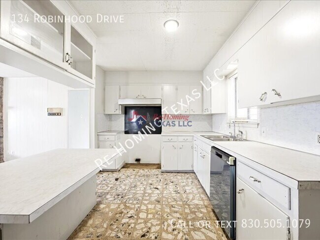 Building Photo - 134 Robinhood