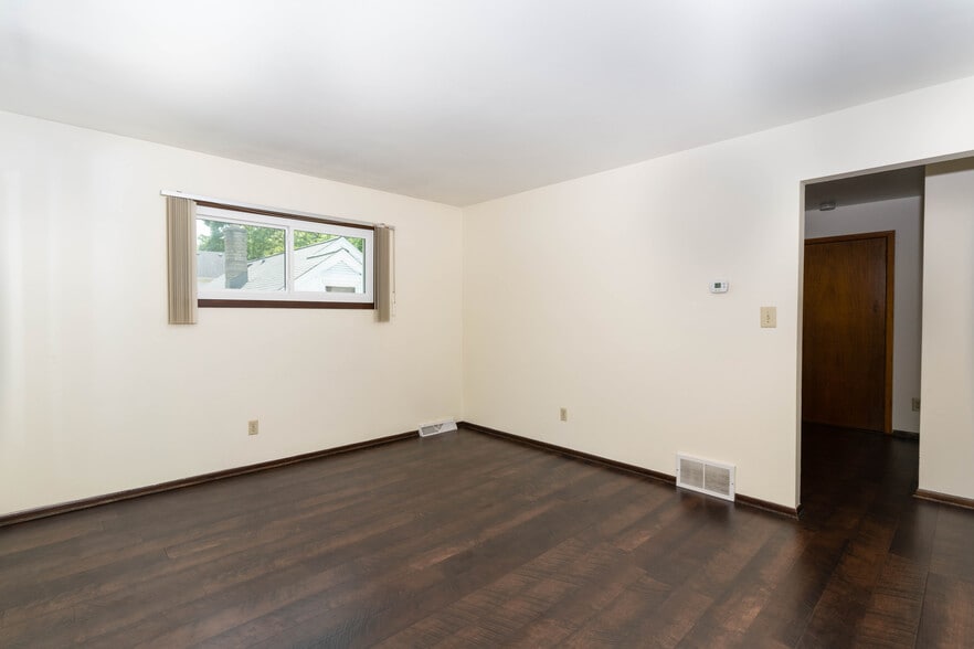 Building Photo - 2114 S 96th St