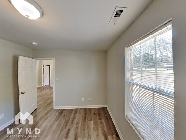Building Photo - 829 Woodland Ln