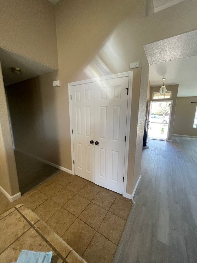 Building Photo - MOVE-IN READY – THIS ONE WILL GO FAST!