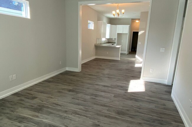 Building Photo - 3 Bedroom, 2 Bathroom Home – Historic Downtown Gainesville