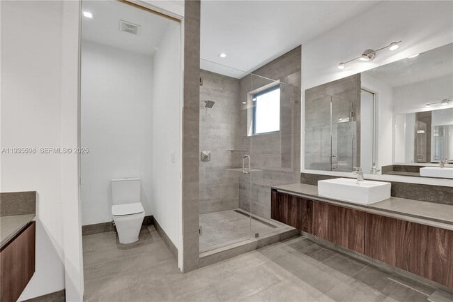 Building Photo - 3465 SW 3rd Ave