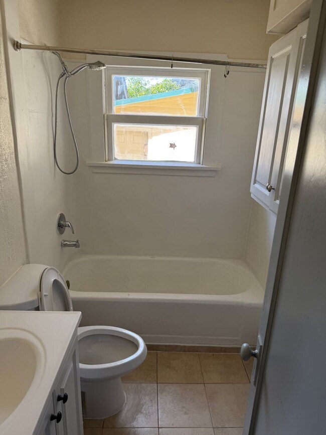 Building Photo - Great Home River Road Area