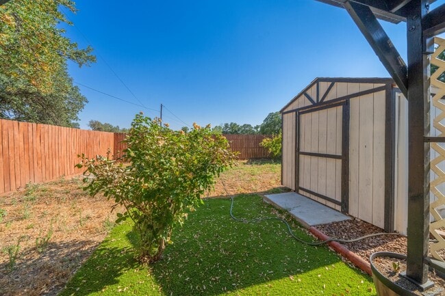 Building Photo - Adorable Studio Apt in Cottonwood - Dog Friendly! Available NOW!