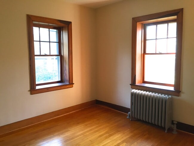 Building Photo - 346 King St