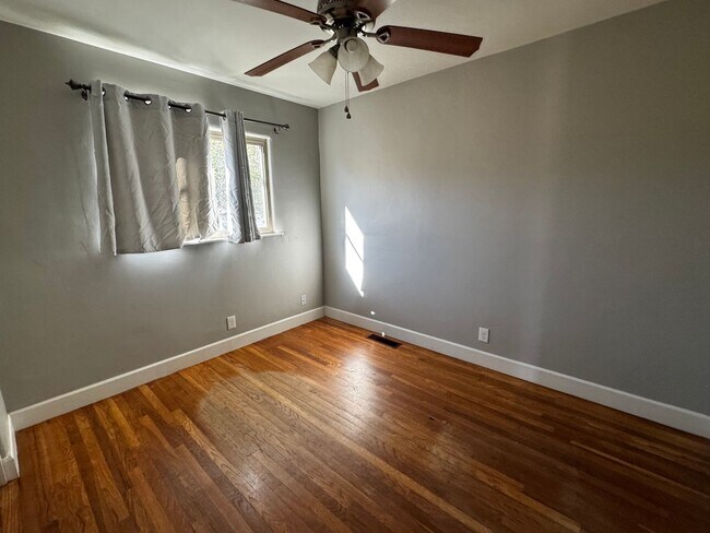 Building Photo - Home near UNM.