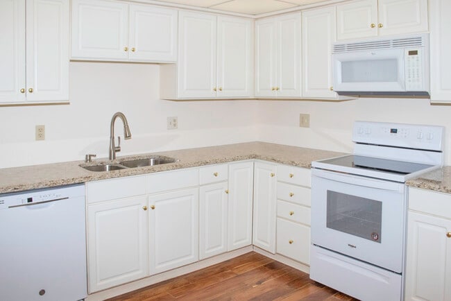 Building Photo - Updated 2BR 2.5BA Home w/ Lake Access • New Countertops • Patio in Farragut