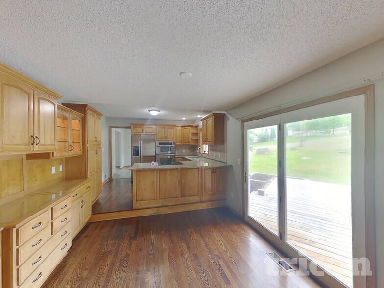 Building Photo - 3301 Skyview Dr