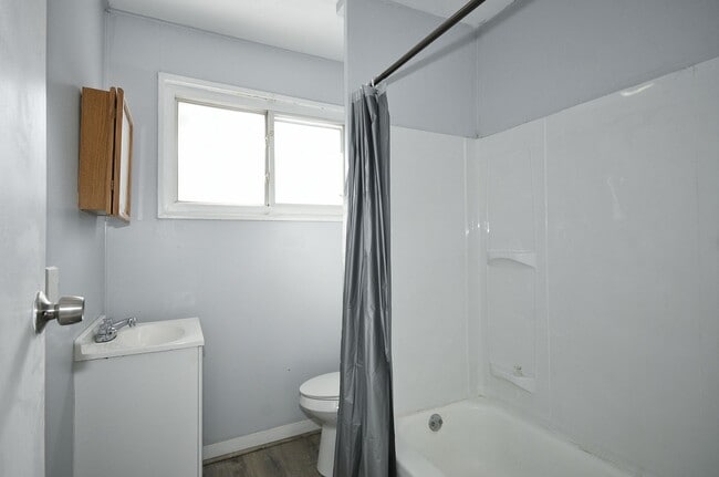 Building Photo - 2 Bed/1Bath Single Family Row House - Section 8 Considered