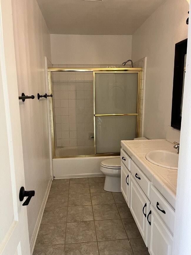Building Photo - "Charming 3-Bed Oasis with 2 Baths in Moor...