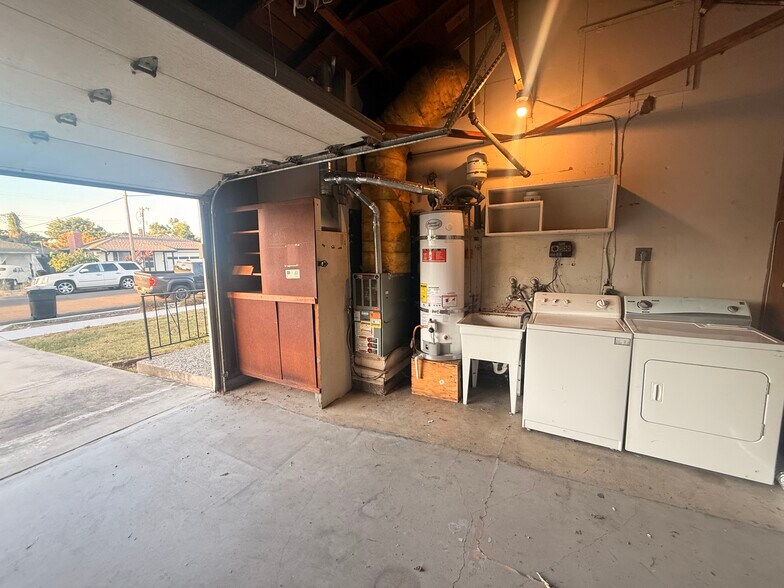 Building Photo - 212 E Hemlock Ave