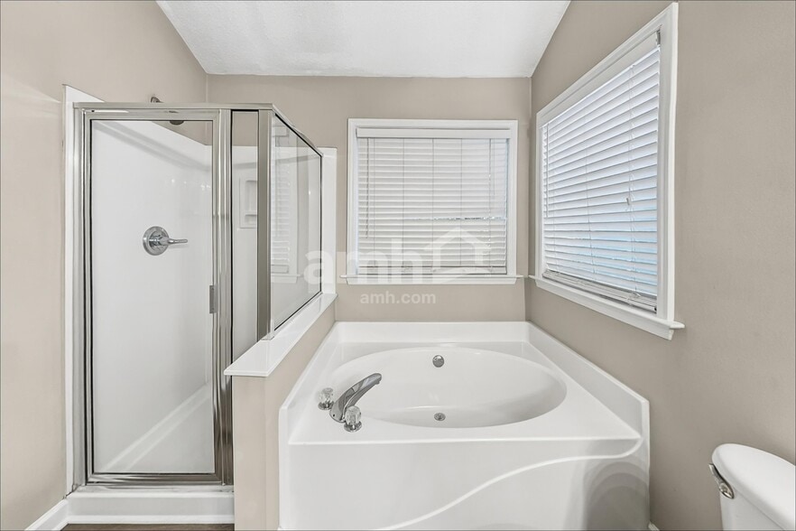Building Photo - 4304 Southern Oak Dr