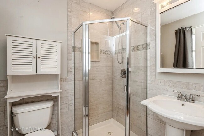 Building Photo - 942 Raleigh Rd