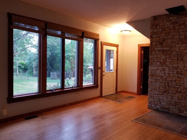 Building Photo - Great 3 bed 2 bath home!! AVAILABLE AUGUST 2027!