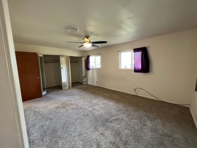 Building Photo - 9866 Hillview Dr