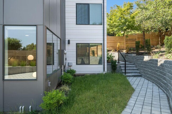 Building Photo - 5300 NE 67th St