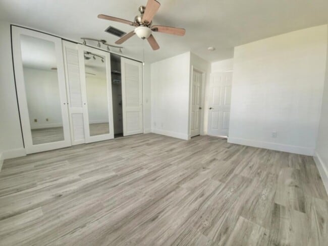 Building Photo - Available Now!  2 bedroom/2.5 Bath Townhome! Water Included!