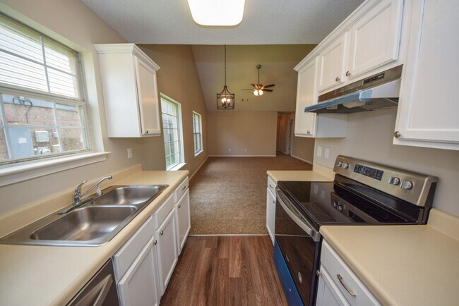 Building Photo - UPDATED and cute 2 bed 2 bath home.