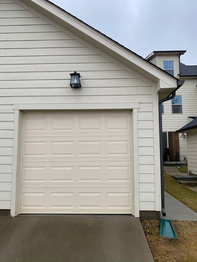 Building Photo - Stunning Two Bedroom Townhouse in Brightwalk!