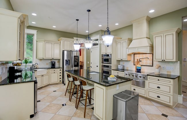 Building Photo - 4 bed/4bath, 5000sqft, adult home? Sober living? Barton Park!