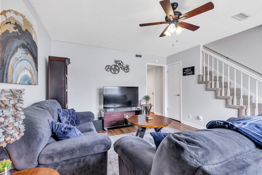 Building Photo - 611 Doane Dr
