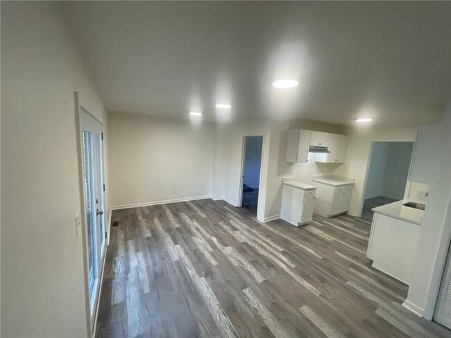 Building Photo - 246 Pinetree Cir