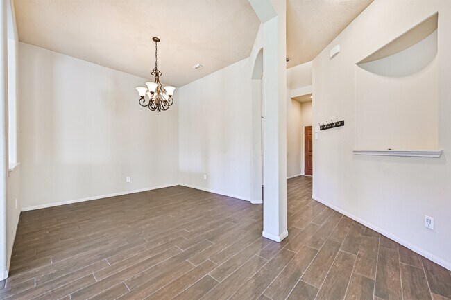 Building Photo - 2006 Plantain Lily Ct