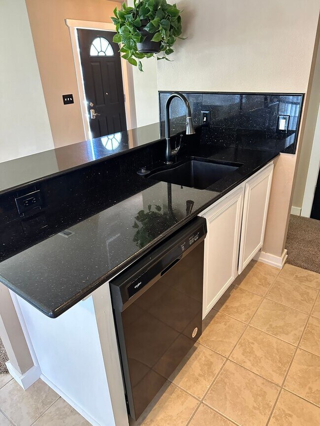 Building Photo - 3 Bedroom 2 Bath Townhome with Gas Fireplace, community pool, lots of storage