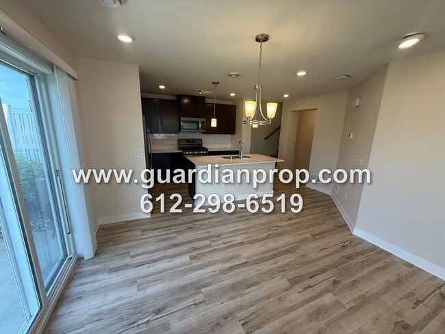 Building Photo - End Unit Townhouse Available Now, Open Floor Plan, Loft Area, Large Primary Suite, Side Patio, Pool