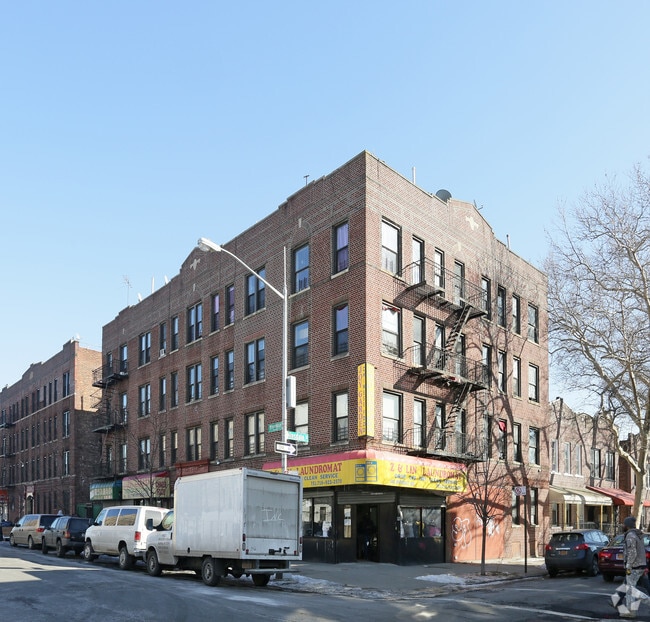 Primary Photo - 482 Riverdale Ave