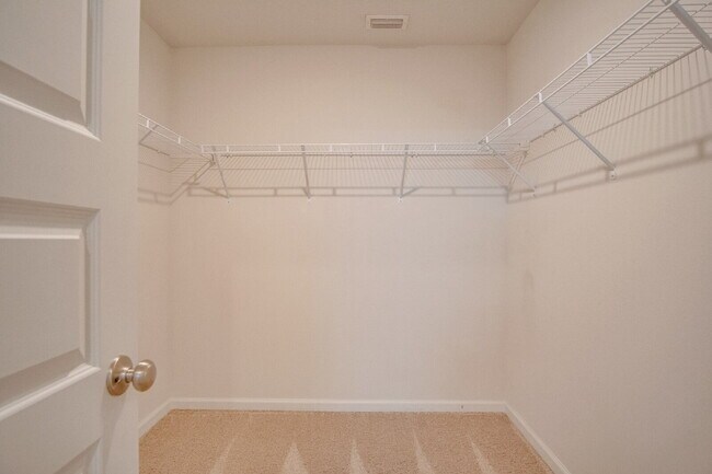 Building Photo - Spacious 4BD/2BA Brick Home Near Navy Federal