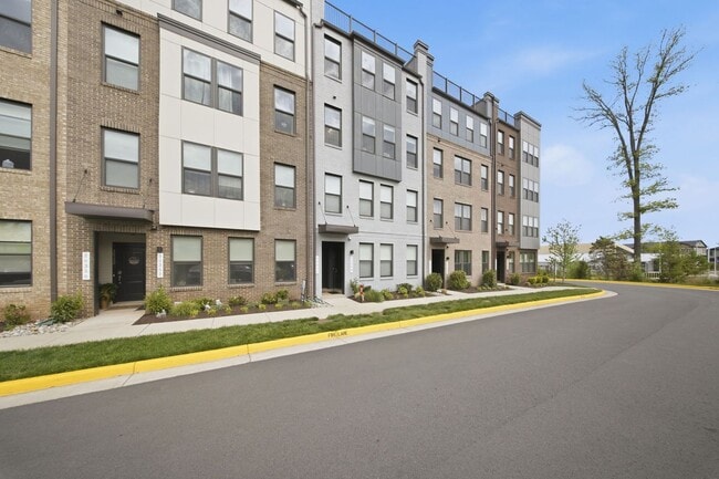 Building Photo - Perfectly positioned near the vibrant shopping and dining destination of One Loudoun, this reside...