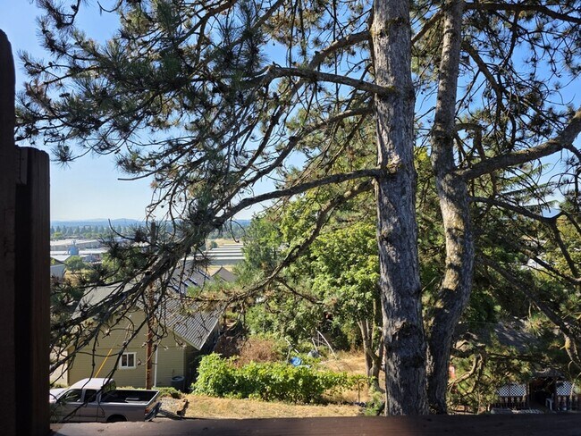 Building Photo - 2022 E 6th St