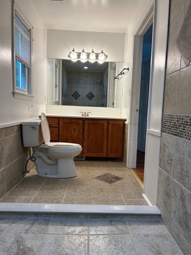 Building Photo - Lakefront Living with Style and Space