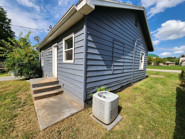 Building Photo - Spacious 2-Bedroom, 1-Bathroom Home AVAILABLE NOW!!