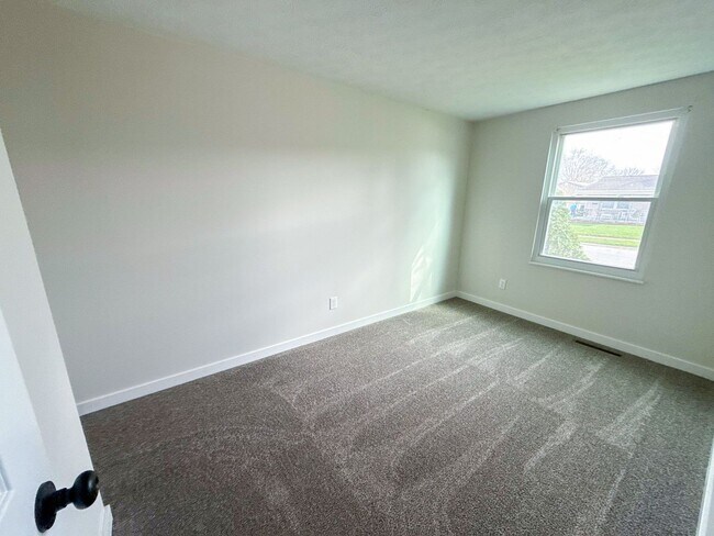 Building Photo - Newly Rehabbed 3BR Home in Hamilton Schools w/ Full Basement & Bonus Room