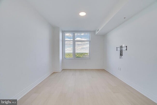 Building Photo - 8220 Crestwood Heights Dr