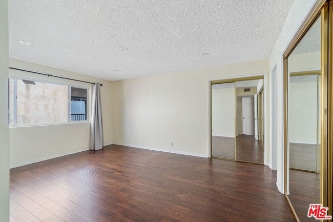 Building Photo - 328 S Elm Dr