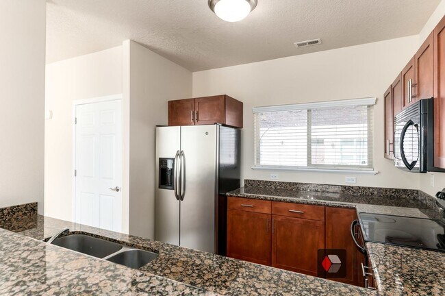 Building Photo - 520 E 500 S
